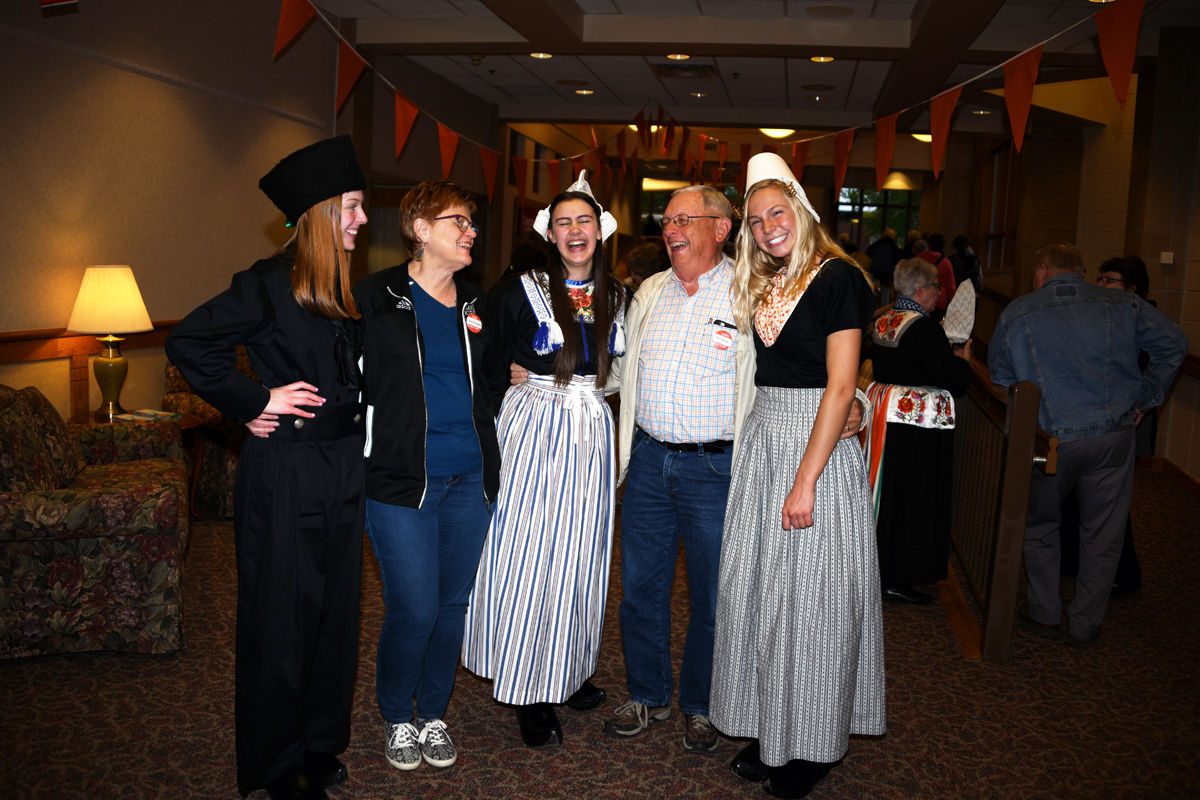 146 Donna and Don Regier share a laugh with the Dutchesses.JPG